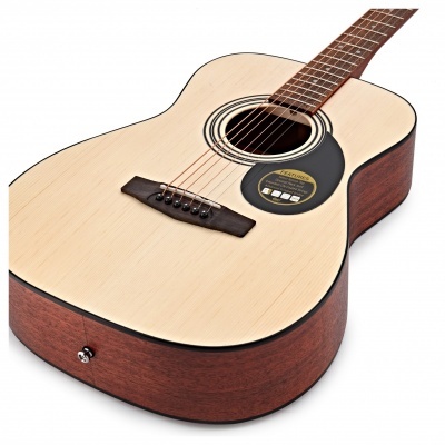 Guitarra acústica de madeira com etiqueta preta no tampo