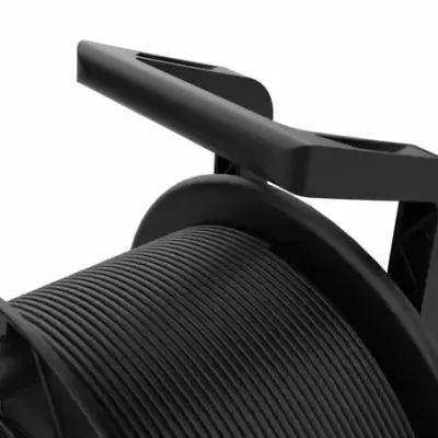 Bobina de fio preto enrolado num carretel com estrutura preta, fundo branco