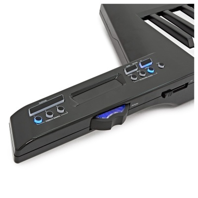 Teclado musical preto com botões azuis e cinzentos e uma tela azul