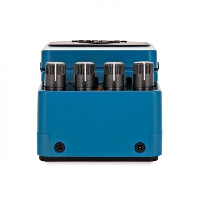 Pedal de efeitos musicais azul com quatro botões pretos