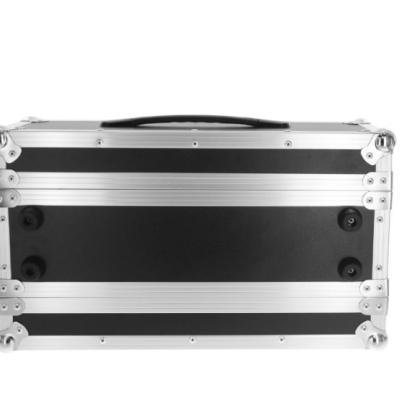 Mala rígida preta com cantos metálicos e pega preta