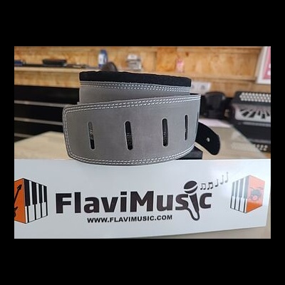 Correia de guitarra cinza com costuras brancas sobre caixa FlaviMusic