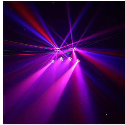 Holofotes e luzes laser coloridas num ambiente escuro