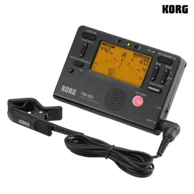 Afinador digital Korg TM-60 preto com display amarelo e clip captação