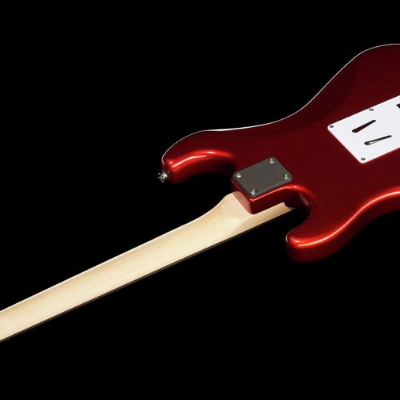 Guitarra elétrica vermelha com braço em madeira clara vista de costas