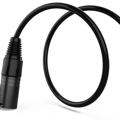 Cabo de áudio preto com conector XLR sobre fundo branco