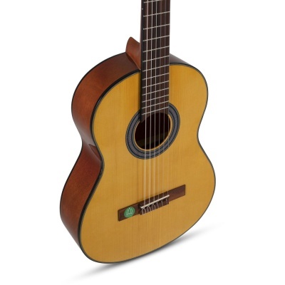 Guitarra acústica clássica em madeira com seis cordas