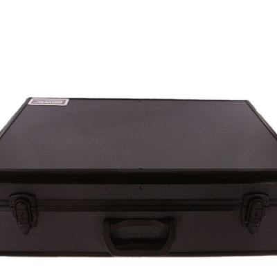 Mala preta rígida com fechos e pega