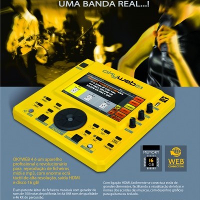Dispositivo amarelo Okyweb 4 com botão táctil, texto promocional e fundo de músicos em palco.