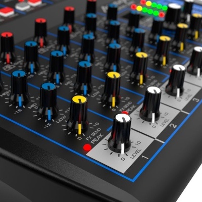 Mesa de mistura de áudio preta com botões coloridos e texto de controle de som