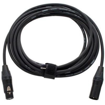 Cabo XLR preto com conectores metálicos e etiqueta de velcro