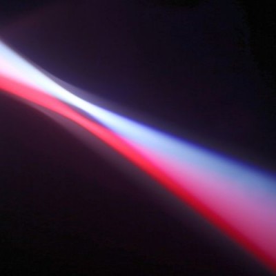 Projeção de luz em vermelho, roxo e azul