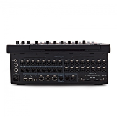 Mesa de mistura de áudio Behringer com várias portas e conexões na parte traseira