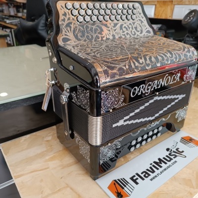 Acordeão preto decorado com botões e texto ORGANOLA