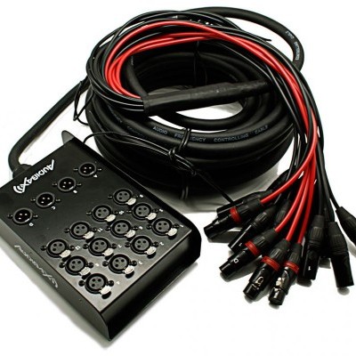 Interfície de áudio Behringer com entradas XLR e vários cabos em fundo branco