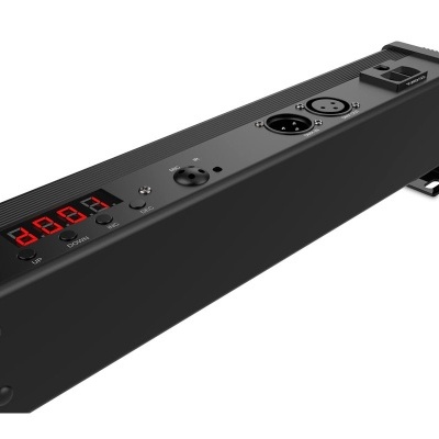 Barra de controle eletrónica preta com visor LED vermelho, botões, entradas XLR e tomada elétrica