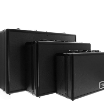 Três malas pretas rígidas com a etiqueta power lado a lado