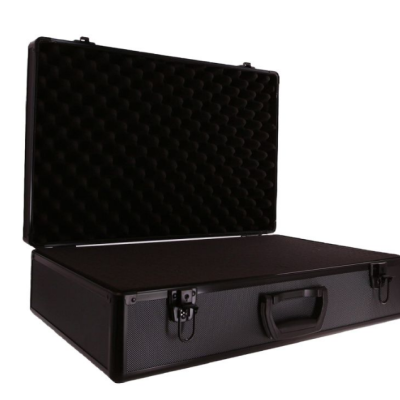 Mala rígida preta aberta com interior acolchoado e fechos metálicos