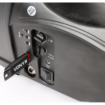 Dispositivo eletrônico preto com pen drive VONYX inserida na porta USB