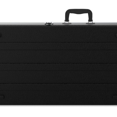 Estojo rígido preto com pega e fechos metálicos