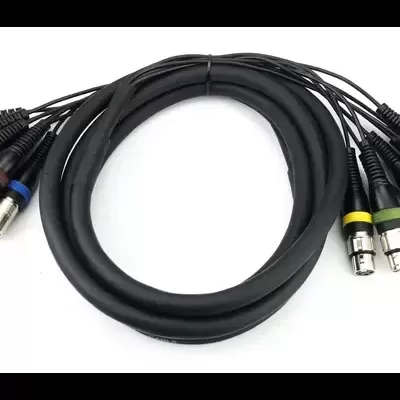 Cabo áudio/vídeo com conectores BNC coloridos em fundo branco