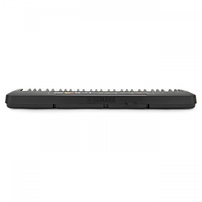 Teclado musical preto da Yamaha visto de perfil