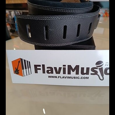 Cinto preto de couro com costura branca e cartão FlaviMusic