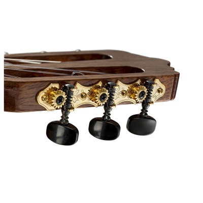 Cabeçote de guitarra clássica em madeira castanha com clavijas pretas e mecanismo dourado