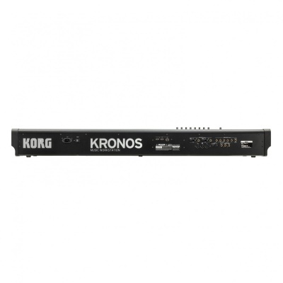 Teclado digital Korg Kronos preto com texto branco e conexões na parte traseira
