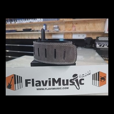 Cinto de couro castanho escuro com pesponto branco sobre caixa preta e suporte com logotipo FlaviMusic