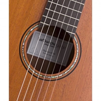 Guitarra clássica de madeira com cordas em nylon e etiqueta visível