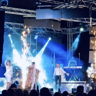 Concerto ao vivo com iluminação e efeitos pirotécnicos