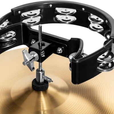 Pandeireta preta com metal prateado montada em prato de bateria em latão