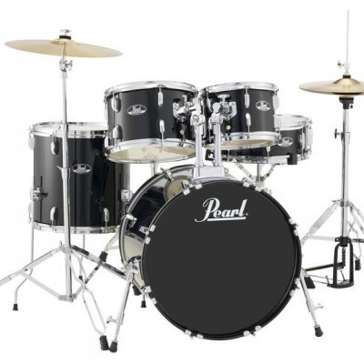 Bateria acústica preta Pearl com vários tambores e pratos em fundo branco