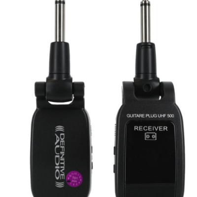 Dois dispositivos eletrónicos pretos com jack de áudio, texto DEFINITIVE AUDIO e RECEIVER.