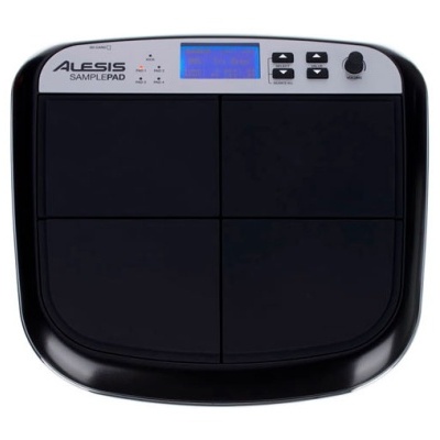 Controlador musical ALESIS SAMPLEPAD com quatro pads grandes pretos e ecrã digital azul