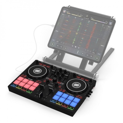 Controlador DJ preto com botões iluminados e tablet em suporte