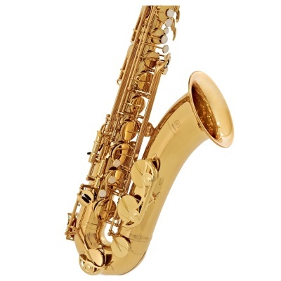 Saxofone tenor dourado em fundo branco