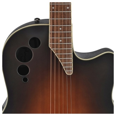 Guitarra acústica com três orifícios de som e corpo castanho e preto