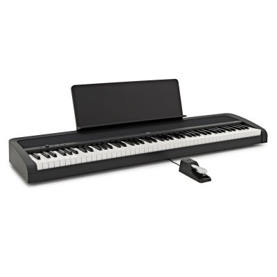 Piano digital preto com pedal e suporte para partitura.