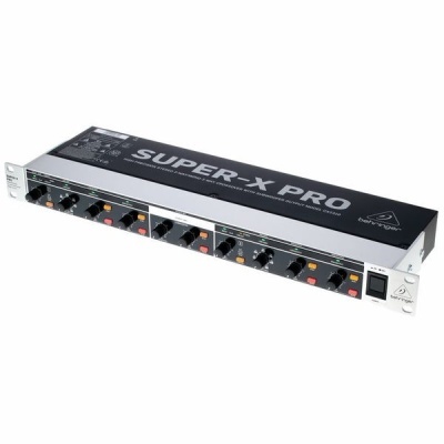 Equipamento de áudio profissional Behringer SUPER-X PRO com botões e interruptores