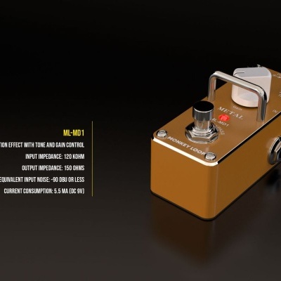 Pedal de efeito musical metálico dourado com botões e texto de especificações ao lado