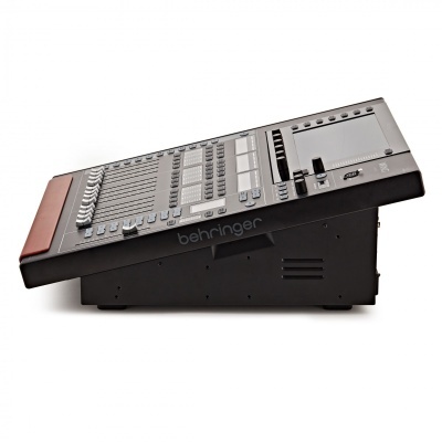 Mesa de mistura áudio Behringer preta com sliders e ecrã tátil em fundo branco