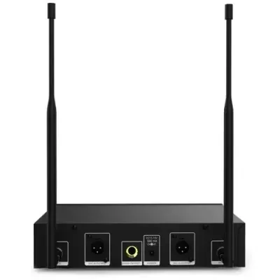 Dispositivo preto retangular com duas antenas e várias portas na parte traseira