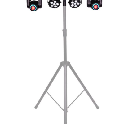 Iluminação de eventos com quatro projetores e luzes azuis montada em tripé