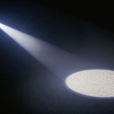 Feixe de luz branca projetada num fundo escuro