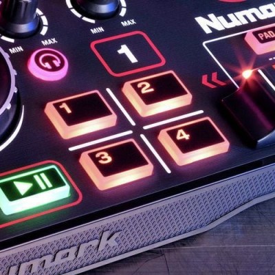 Mesa de mistura DJ Numark com botões iluminados e botões rotativos