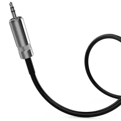 Cabo de áudio jack 3,5 mm com conector metálico e cabo preto