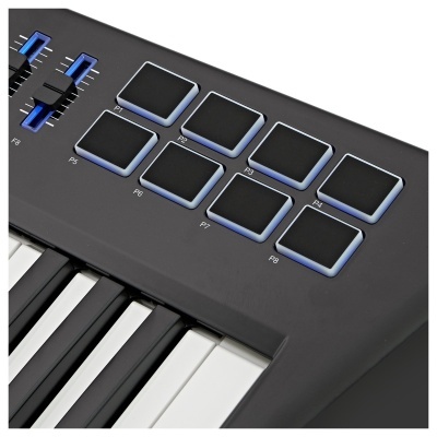 Teclado musical com pads iluminados e controlos deslizantes azuis.