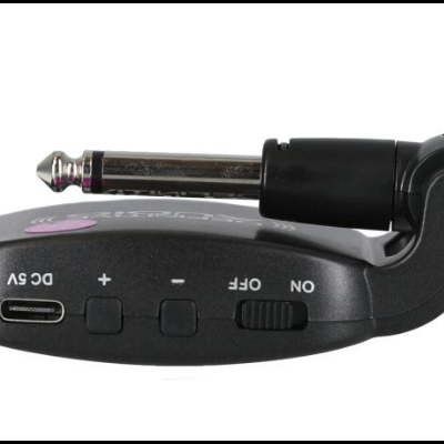 Dispositivo eletrônico com conector jack e botões preto sobre fundo branco.